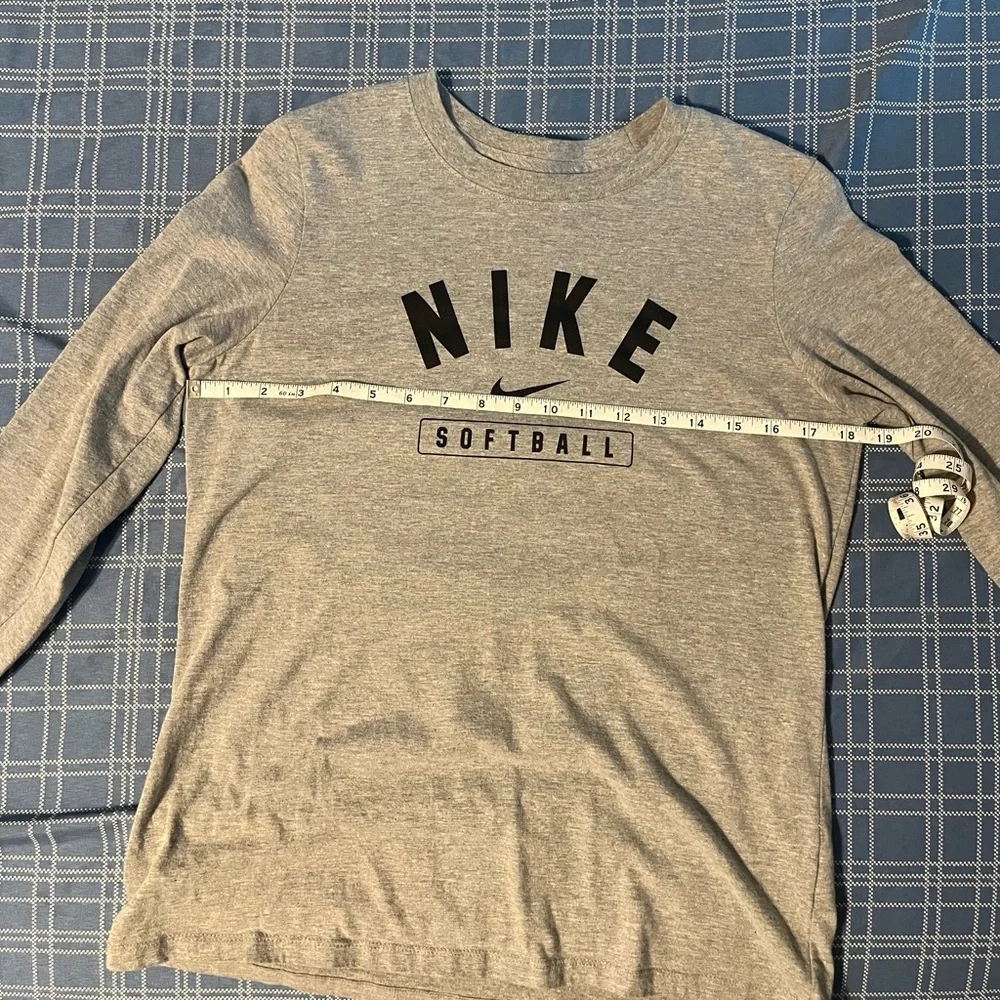Nike softball pre loved grey long sleeve T-shirt size M - Picture 2 of 2